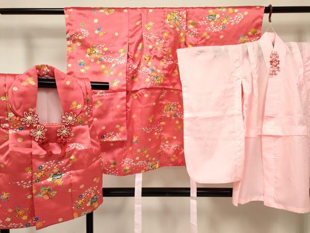 平和屋着物[]七五三　女の子　３歳　祝着　三つ身　長襦袢(単衣・半衿刺繍)・被布セット　橘　草花文　洗える着物　DAAY3462ma