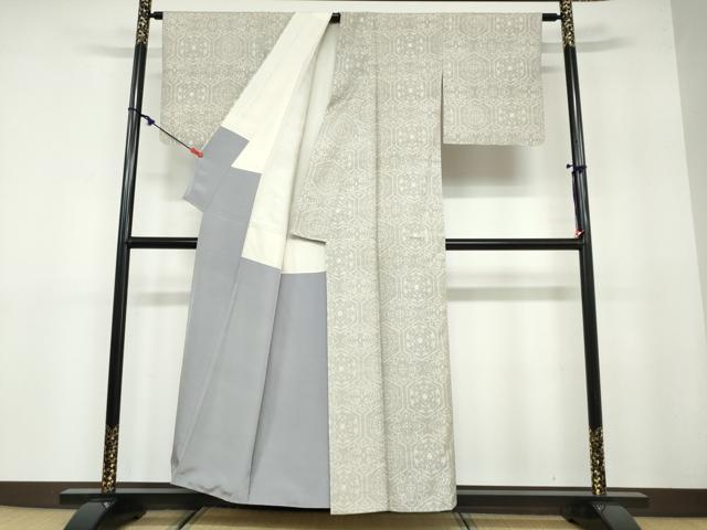 平和屋着物●本場大島紬 白大島 7マルキ 亀甲草花文 正絹 逸品 DAAY5828ud