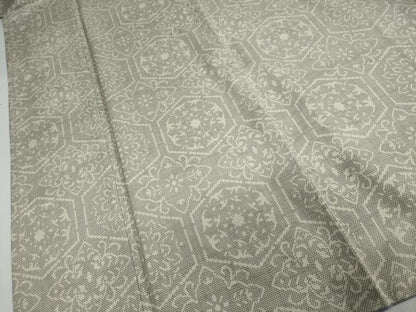 平和屋着物●本場大島紬 白大島 7マルキ 亀甲草花文 正絹 逸品 DAAY5828ud