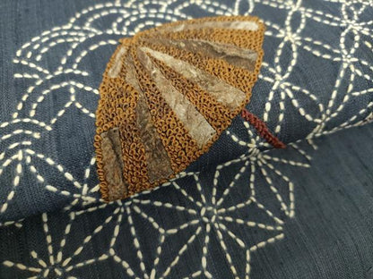 平和屋着物▽中国三大刺繍 相良刺繍 九寸名古屋帯 スリーシーズン帯 春夏秋 紬地 刺し子 総刺繍 和紙 番傘 正絹 逸品 未使用 DAAZ0301ps
