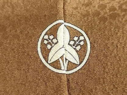 平和屋着物●染色作家 斉藤三才 色無地 草花地紋 黒茶色 正絹 逸品 DAAZ7099ud