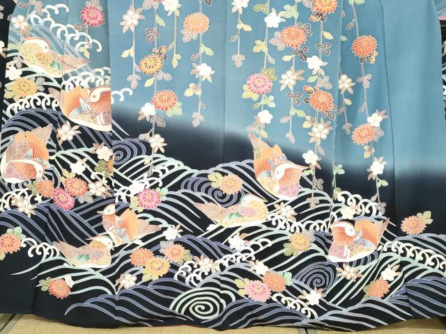 アンティーク着物 鳩 鳩柄 暈し 鳥 平和 小豆色 平和屋着物○豪華振袖 型染め 流水群れ鳥草花文 暈し染め