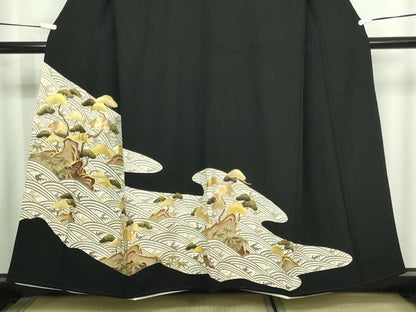 平和屋着物■豪華黒留袖　駒刺繍　松文　金彩　正絹　逸品　DAAZ9600sf