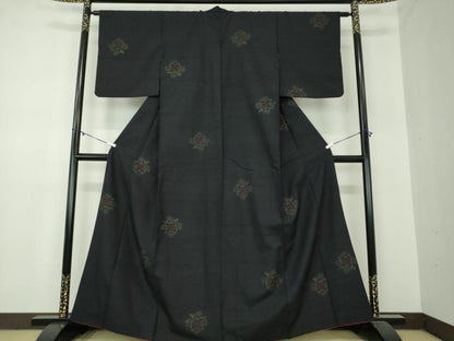 平和屋着物●結城紬　80亀甲　飛び亀甲柄　舞花文　黒地　正絹　逸品　DABA1158ps
