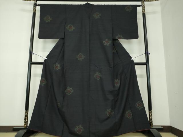 平和屋着物●結城紬　80亀甲　飛び亀甲柄　舞花文　黒地　正絹　逸品　DABA1158ps