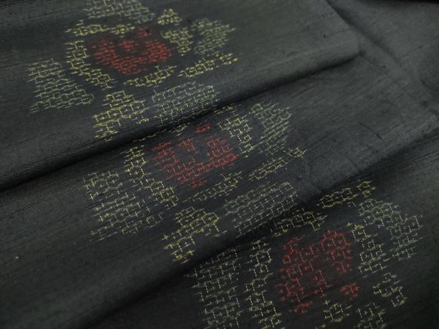平和屋着物●結城紬　80亀甲　飛び亀甲柄　舞花文　黒地　正絹　逸品　DABA1158ps