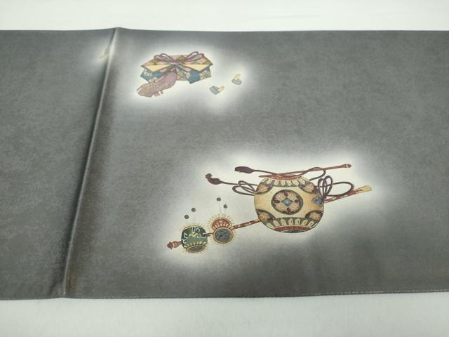 【極美品】京の名工 友禅師「樽本伊勢蔵氏作」金通し織「かるた文様」藤鼠色 平和屋着物□友禅師・京の名工・伝統工芸士・樽本伊勢蔵 平和