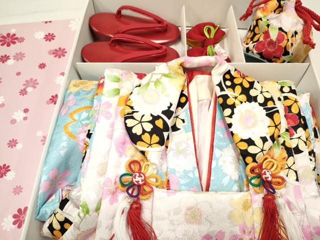 平和屋着物[]七五三 女の子 ３歳 祝着 三つ身 長襦袢(単衣)・被布・小物セット 舞桜花文 金彩 箱付 洗える着物 DABA3548ma