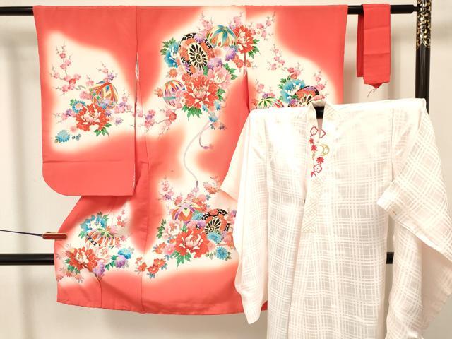 平和屋着物[]七五三 女の子 ３歳 祝着 三つ身 長襦袢(袷・半衿刺繍)セット 駒刺繍 源氏車鞠花文 暈し染め 金彩 逸品 DABA3577ma