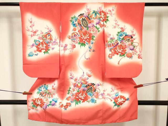 平和屋着物[]七五三　女の子　３歳　祝着　三つ身　長襦袢(袷・半衿刺繍)セット　駒刺繍　源氏車鞠花文　暈し染め　金彩　逸品　DABA3577ma