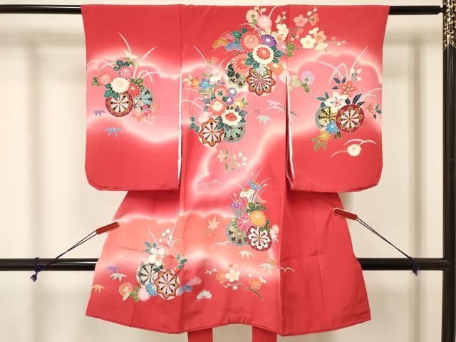 平和屋着物[]七五三 女の子 ３歳 祝着 三つ身 襦袢付き 源氏車花文 暈し染め 金銀彩 逸品 DABA3895ma