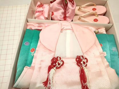 平和屋着物[]七五三　女の子　３歳　祝着　三つ身　長襦袢(単衣・半衿刺繍)・被布・小物セット　舞花文　金彩　箱付き　DABA3943ma