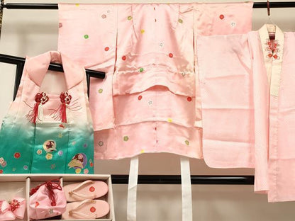 平和屋着物[]七五三　女の子　３歳　祝着　三つ身　長襦袢(単衣・半衿刺繍)・被布・小物セット　舞花文　金彩　箱付き　DABA3943ma