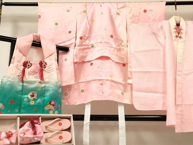 平和屋着物[]七五三　女の子　３歳　祝着　三つ身　長襦袢(単衣・半衿刺繍)・被布・小物セット　舞花文　金彩　箱付き　DABA3943ma