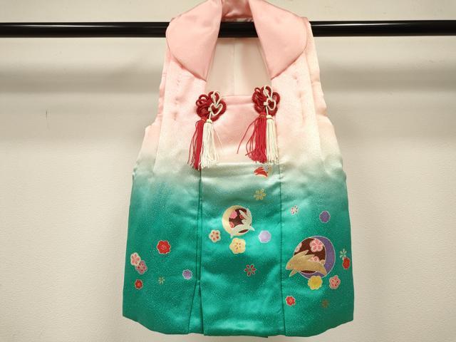 平和屋着物[]七五三　女の子　３歳　祝着　三つ身　長襦袢(単衣・半衿刺繍)・被布・小物セット　舞花文　金彩　箱付き　DABA3943ma