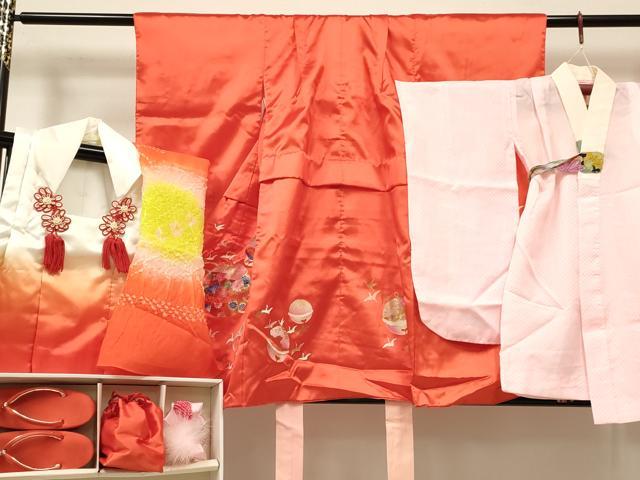 平和屋着物[]七五三　女の子　３歳　祝着　三つ身　長襦袢(無双仕立て)・被布・小物セット　飛鶴鈴花文　金彩　箱付き　DABA3944ma