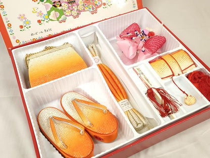 平和屋着物[]七五三 女の子 小物セット バッグ・髪飾り・帯締め・扇子・草履・お守り・筥迫 紗綾形地紋 金糸 逸品 未使用 DABA7319zzz