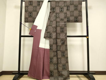 平和屋着物●本場大島紬 9マルキ 市松吉祥文 正絹 逸品 DABA8955du