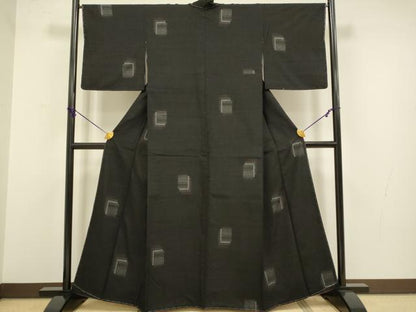 平和屋着物●結城紬　80亀甲　飛び亀甲柄　色紙重ね文　黒地　正絹　逸品　未使用　DABA8975du