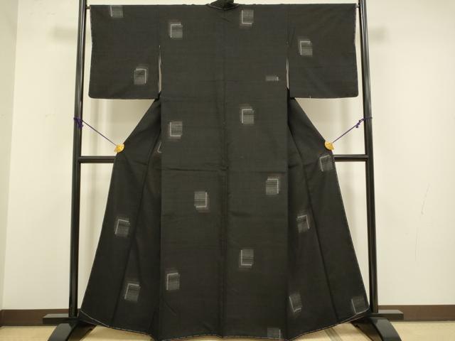 平和屋着物●結城紬　80亀甲　飛び亀甲柄　色紙重ね文　黒地　正絹　逸品　未使用　DABA8975du