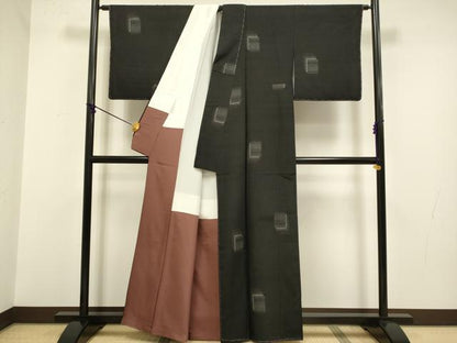 平和屋着物●結城紬　80亀甲　飛び亀甲柄　色紙重ね文　黒地　正絹　逸品　未使用　DABA8975du