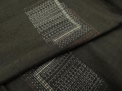 平和屋着物●結城紬　80亀甲　飛び亀甲柄　色紙重ね文　黒地　正絹　逸品　未使用　DABA8975du