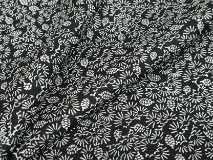 平和屋着物●上質な小紋　松文　松ぼっくり　黒地　正絹　逸品　DABB0080ud