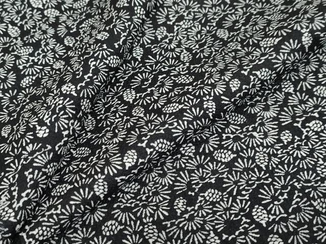 平和屋着物●上質な小紋　松文　松ぼっくり　黒地　正絹　逸品　DABB0080ud