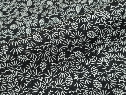 平和屋着物●上質な小紋　松文　松ぼっくり　黒地　正絹　逸品　DABB0080ud
