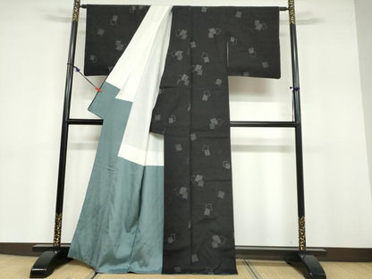 平和屋着物●本場結城紬 重要無形文化財 100亀甲 飛び亀甲柄 箔散らし文 黒地 正絹 逸品 DABB0710ud