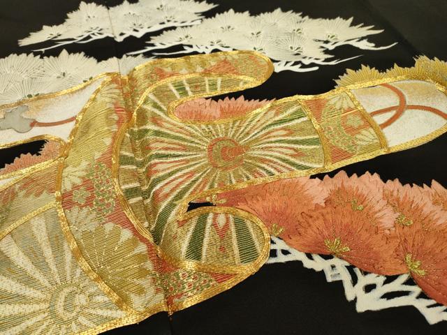 平和屋着物▼豪華黒留袖　駒刺繍　源氏車霞花松文　金彩　正絹　逸品　DABB1183fe