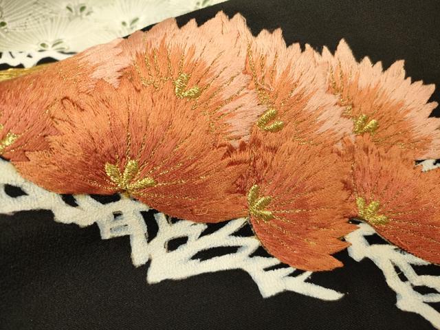 平和屋着物▼豪華黒留袖　駒刺繍　源氏車霞花松文　金彩　正絹　逸品　DABB1183fe