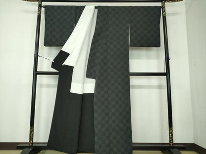 平和屋着物●人間国宝 初代 六谷梅軒(六谷紀久男)錐彫り 重要無形文化 財伊勢型紙 江戸小紋 市松 黒地 鬼しぼ縮緬 正絹 逸品 DABB4347ps