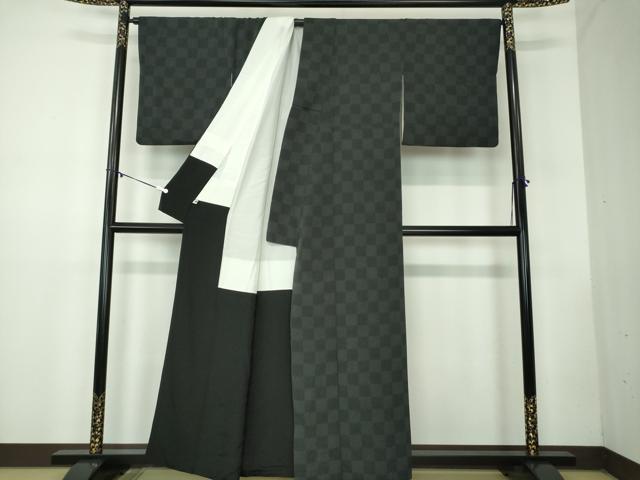 平和屋着物●人間国宝 初代 六谷梅軒(六谷紀久男)錐彫り 重要無形文化 財伊勢型紙 江戸小紋 市松 黒地 鬼しぼ縮緬 正絹 逸品 DABB4347ps