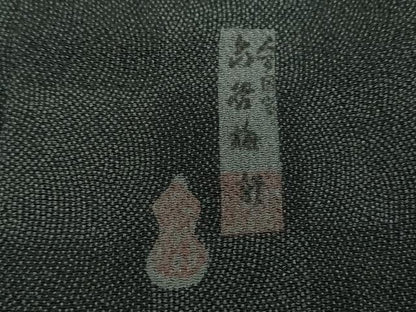 平和屋着物●人間国宝 初代 六谷梅軒(六谷紀久男)錐彫り 重要無形文化 財伊勢型紙 江戸小紋 市松 黒地 鬼しぼ縮緬 正絹 逸品 DABB4347ps