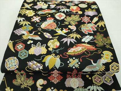平和屋着物●西陣の老舗　1782年創業　山下織物　六通柄袋帯　唐織　吉兆宝尽くし　黒地　金糸　正絹　逸品　DABB4936ps