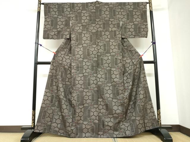 平和屋着物●本場大島紬　7マルキ　亀甲草花文　正絹　逸品　DABC2383ud