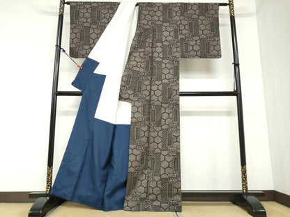 平和屋着物●本場大島紬　7マルキ　亀甲草花文　正絹　逸品　DABC2383ud