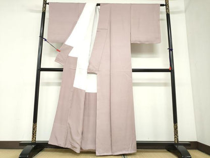 平和屋着物●上質な色無地　紗綾型地紋　梅鼠色　正絹　逸品　未使用　DABC2462ud