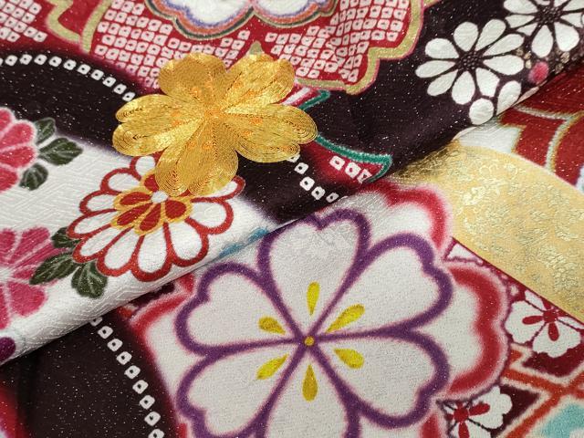 平和屋着物●豪華振袖　駒刺繍　草花文　金彩　銀通し地　正絹　逸品　DABC2560ud