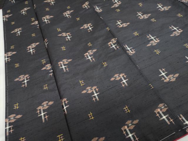 平和屋着物●琉球民芸紬　絣文様　黒地　反端付き　正絹　逸品　未使用　DABC2634ud