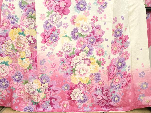 平和屋着物●豪華振袖　駒刺繍　草花文　暈し染め　金彩　銀通し地　京都きもの友禅扱い　正絹　逸品　DABC2805ud