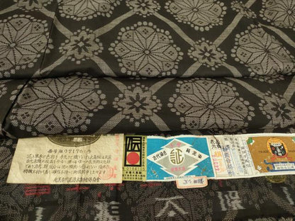 平和屋着物●本場大島紬　9マルキ　古代純泥染　正倉院天井花文　安田織物謹製　証紙付き　正絹　逸品　DABC3507az