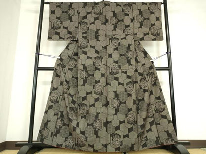 平和屋着物●本場大島紬　7マルキ　亀甲花文　正絹　逸品　DABC3652az