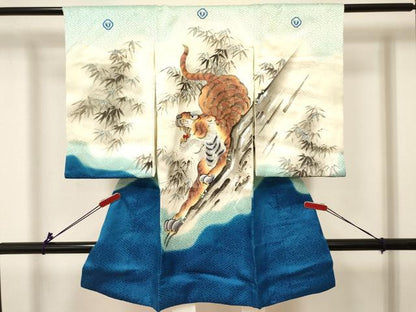 平和屋着物[]お宮参り　男の子　祝着　産着　初着　のしめ　手描き　刺繍　寅　虎　笹文　暈し染め　金銀彩　逸品　DABC5050ma