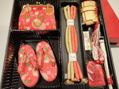 平和屋着物[]女の子　３歳　子供　小物セット(草履・バッグ・帯締め)　雪輪枝梅文　金糸　箱付き　逸品　DABC5099ma