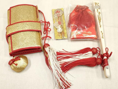 平和屋着物[]女の子　３歳　子供　小物セット(草履・バッグ・帯締め)　舞蝶吉祥丸文　金糸　箱付き　逸品　DABC5100ma