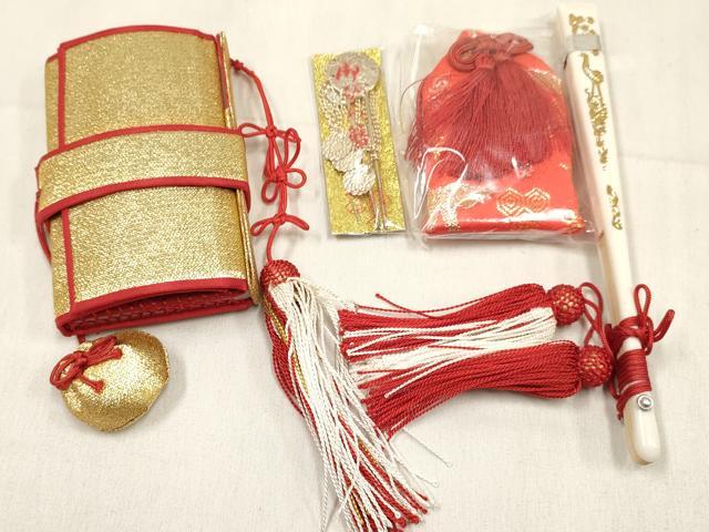 平和屋着物[]女の子　３歳　子供　小物セット(草履・バッグ・帯締め)　舞蝶吉祥丸文　金糸　箱付き　逸品　DABC5100ma