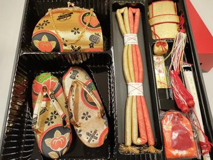 平和屋着物[]女の子　３歳・５歳　子供　小物セット(草履・バッグ・帯締め)　舞蝶吉祥丸文　金糸　箱付き　逸品　DABC5101ma