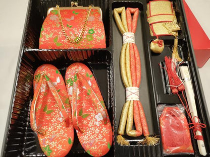 平和屋着物[]女の子　7歳　子供　小物セット(草履・バッグ・帯締め)　花蝶文　金銀糸　箱付き　逸品　DABC5102ma